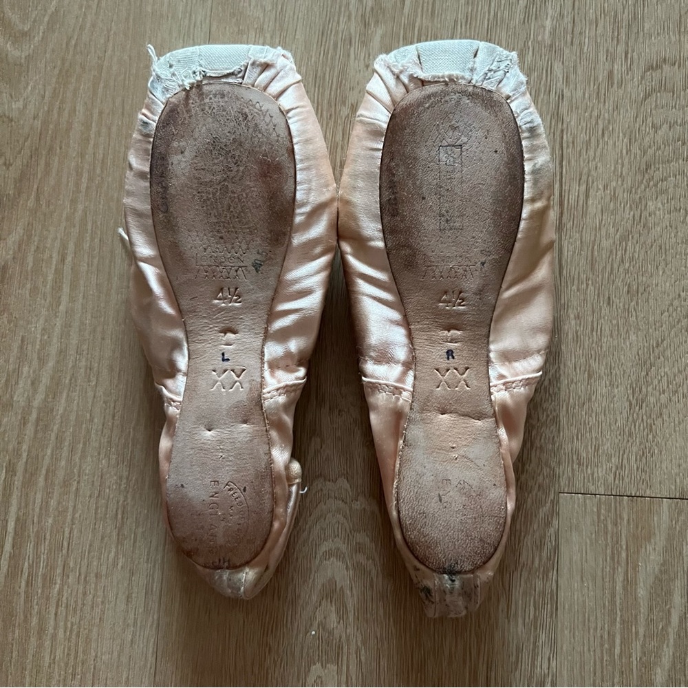 Dead pointe shoes